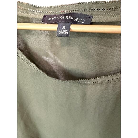 Banana Republic Olive Blouse Cap Sleeve Crew Neck Cutout Detail Poly Size S EUC - Picture 3 of 5